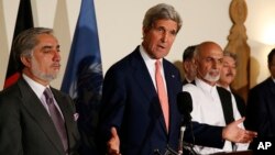 El secretario de Estado de EE.UU., John Kerry, junto a Ashraf Ghazi Ahmadzai (derecha), y Abdullah Abdullah en Kabul.