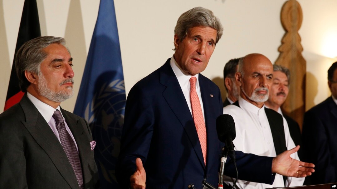 Menlu AS John Kerry (tengah) berbicara kepada media didampingi Capres Afghanistan Abdullah Abdullah (kiri) dan Ashraf Ghani di Kabul, Senin (12/7).
