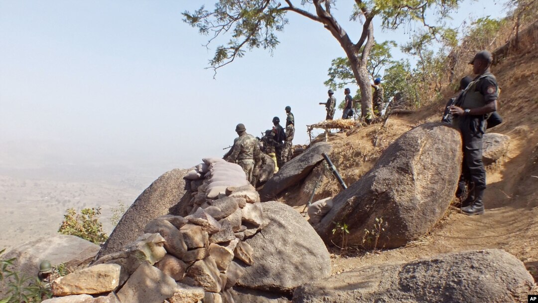 Para tentara Kamerun berjaga di sebuah pos penjagaan di dekat desa Mabass, Kamerun (Foto: dok).