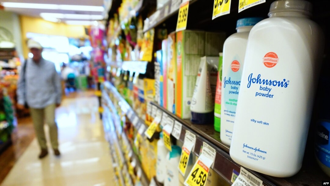 El talco para bebés de Johnson en el estante de un supermercado el 22 de agosto de 2017 en Alhambra, California, donde un jurado de Los Ángeles el 21 de agosto ordenó a Johnson & Johnson que pagara un récord de $ 417 millones a una mujer por una demanda.