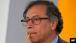 El presidente de Colombia, Gustavo Petro, escucha al primer ministro de España, Pedro Sánchez, hablar durante una conferencia de prensa en el Palacio de la Moncloa en Madrid, España, el jueves 4 de mayo de 2023