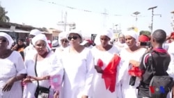 Des milliers de femmes marchent contre les violences policières en Guinée (vidéo)