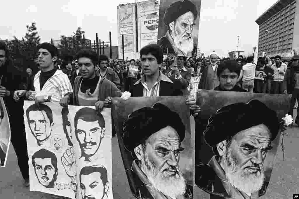 تظاهرات آرام مردم با عکس های آیت الله خمینی در دست – تهران، ۱۵ بهمن ۱۳۵۷