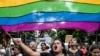 Para aktivis dan pendukung komunitas LGBTQ+ melambaikan bendera pelangi dalam demo di Kolkata, Indian, 1 September 2024. (Foto: Dibyangshu Sarkar/AFP)