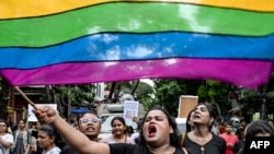 Para aktivis dan pendukung komunitas LGBTQ+ melambaikan bendera pelangi dalam demo di Kolkata, Indian, 1 September 2024. (Foto: Dibyangshu Sarkar/AFP)