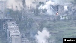 Drone footage shows artillery strikes on the Ukrainian village of Toshkivka in the Luhansk region