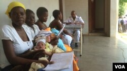 Mothers receiving postnatal care at St Luke’s Hospital,in Lupane, about 600km southwest of Harare, Zimbabwe, Nov. 20, 2014. (VOA / S. Mhofu)