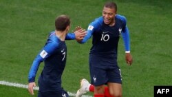 Kylian Mbappé festeja con Antoine Griezmann tras anotar el primer gol de Francia ante Perú en el partido por el Grupo C del Mundial en Ekaterimburgo, Rusia, el jueves 21 de junio de 2018. 