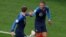 Kylian Mbappé festeja con Antoine Griezmann tras anotar el primer gol de Francia ante Perú en el partido por el Grupo C del Mundial en Ekaterimburgo, Rusia, el jueves 21 de junio de 2018. 