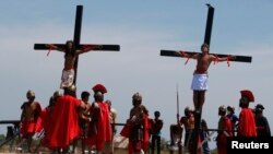 Produser film Denmark Lasse Spang Olsen (kanan) dan seorang warga Filipina disalib dalam ritual Jumat Agung di San Fernando, Pampanga Filipina Utara (18/4/2014).