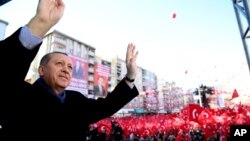 Presiden Turki, Recep Tayyip Erdogan memberikan pidato di Kahramanmaras, Turki tenggara, Jumat (17/2). 