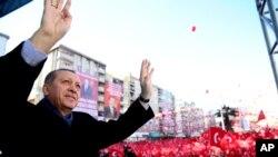 Turkey's President Recep Tayyip Erdogan waves to the crowd during his first official campaign stop in Kahramanmaras, southeastern Turkey, Feb. 17, 2017, ahead of an April 16 national referendum on expanding executive powers.