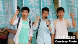 前学民思潮召集人黄之锋（左）、前学联秘书长周永康（右）及常委罗冠聪 （苹果日报图片）