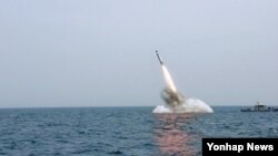 북한 조선중앙TV가 지난 9일 '잠수함발사탄도미사일(SLBM)' 수중 사출실험을 실시했다며 공개한 사진.