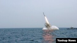 북한 조선중앙TV가 지난 9일 '잠수함발사탄도미사일(SLBM)' 수중 사출실험을 실시했다며 공개한 사진.