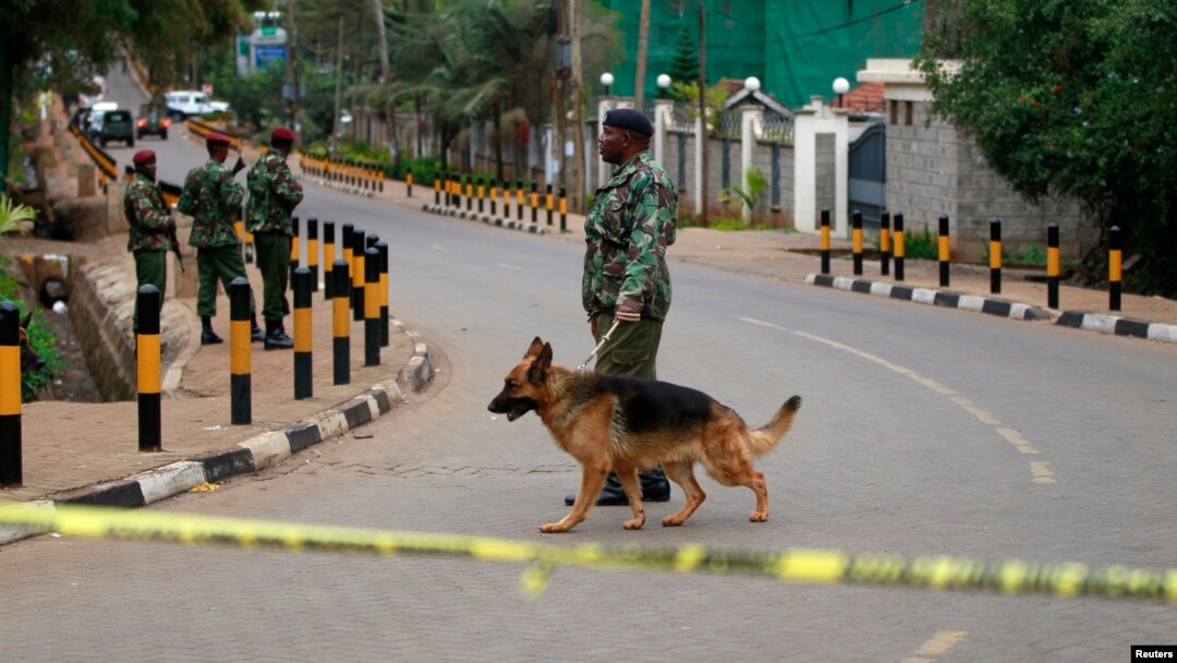 Cảnh sát Kenya tuần tra gần Trung tâm Mua sắm Westgate ở thủ đô Nairobi sau vụ tấn công chết người, ngày 22/9/2013.