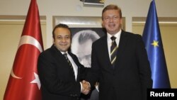 Komîsyonerê Firehbûna Yekîtîya Ewropa Stefan Fuele bi Wezîrê Tirkîyê yê Yekîtîya Ewropa Egemen Bagis re xuya dibe