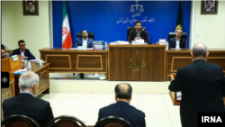 عکس آرشیوی از یک جلسه برگزاری دادگاه اقتصادی در ایران