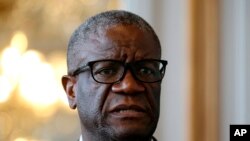  Dkt. Denis Mukwege akipokelewa katika ukumbi wa mji wa Bayonne, kusini-magharibi mwa Ufaransa, Alhamisi Mei 4, 2022. Mshindi wa Tuzo ya Amani ya Nobel ya Congo Mukwege alianza kampeni yake ya kuwa rais katika uchaguzi wa mwezi ujao Jumamosi, Novemba 25, 2023, (AP).