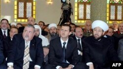 Başmüftü Ahmed Hasoun, Devlet Başkanı Beşar el-Esad ve Diyanet İşleri Bakanı Muhammed Ziyad el-Eyyubi ile Şam'da Cuma namazında