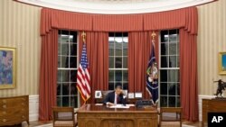 Picha hii iliyotolewa na Ikulu ya Marekani inamuonyesha, Rais Barack Obama akiipitia hotuba yake kwenye Oval Office kabla ya kuitoa kupitia televisheni, Mei 1, 2011.