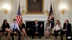 Predsednik Donald Tramp sa učenicima i nastavnicima na sastanku u Beloj kući, 21. februar 2018.