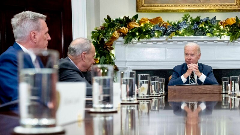 Plafond de la dette: Biden reçoit les élus démocrates et républicains