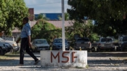 Seorang pria berjalan di depan kantor Organisasi amal Dokter Tanpa Tapal Batas (MSF) di ibu kota Port-au-Prince, Haiti (foto: ilustrasi). 