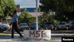 Seorang pria berjalan di depan kantor Organisasi amal Dokter Tanpa Tapal Batas (MSF) di ibu kota Port-au-Prince, Haiti (foto: ilustrasi). 