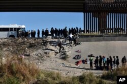 지난해 12월, 미국 텍사스주 국경을 넘어 미국에 가려는 이주자들이 줄 서 있는 모습 (자료 사진)