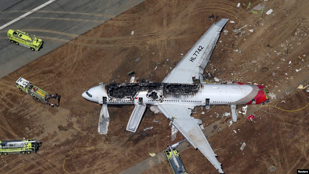 Olupina srušenog aviona kompanije Azijana Earlajnz kraj piste aerodroma u San Francisku