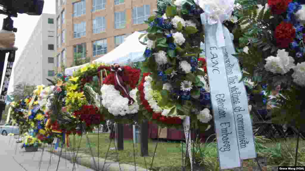 爱沙尼亚大使馆敬献的花篮