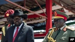 Le président du Soudan du Sud, Salva Kiir, accompagné du chef d'état-major de l'armée, Paul Malong Awan, à droite, los de la célébration de l'indépendance du Soudan du Sud, à Juba, 9 juillet 2015.