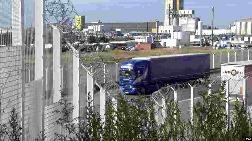 One of many fences erected around Calais to prevent migrants from boarding trucks, trains and ferries bound for Britain, is seen in Calais, France. (L. Bryant/VOA)