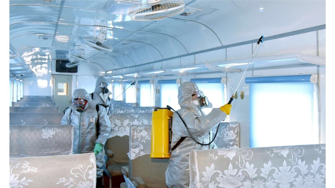 Un trolley bus es desinfectado en medio de temores del coronavirus en Pyongyang, Corea del Norte, el 22 de febrero de 2020.