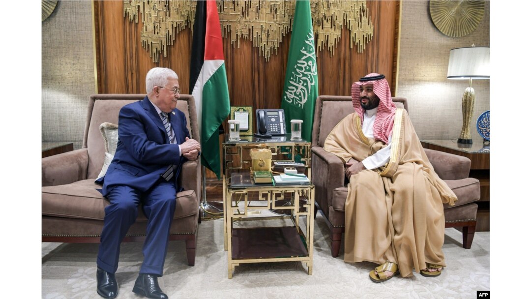 Putra Mahkota Saudi Mohammed bin Salman (kanan) bertemu dengan Presiden Otoritas Palestina Mahmoud Abbas, di Ibu Kota Saudi, Riyadh. (Foto: AFP)