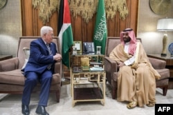 Putra Mahkota Saudi Mohammed bin Salman (kanan) bertemu dengan Presiden Otoritas Palestina Mahmoud Abbas, di Ibu Kota Saudi, Riyadh. (Foto: AFP)