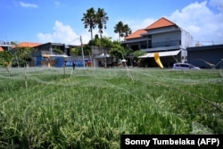 Sebuah vila yang sedang dibangun dikelilingi hamparan sawah di Canggu, Kabupaten Badung, Bali, 22 Oktober 2024. (Foto: SONNY TUMBELAKA/AFP)