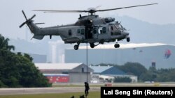 Pasukan khusus Angkatan Udara Kerajaan Malaysia melakukan latihan saat peluncuran Patroli Udara Trilateral di pangkalan Angkatan Udara Kerajaan Malaysia di Subang, di luar Kuala Lumpur, Malaysia 12 Oktober 2017. (Foto: REUTERS/Lai Seng Sin)