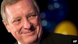 Senator Dick Durbin (Demokrat) mengundang Aaima Sayed, seorang Muslim AS untuk ikut menghadiri pidato kenegaraan Trump (foto: dok).