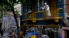 Una estatua que representa al papa Francisco mira desde un balcón en La Boca, Buenos Aires, Argentina, el 9 de marzo de 2025.