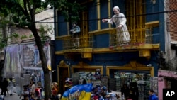 Una estatua que representa al papa Francisco mira desde un balcón en La Boca, Buenos Aires, Argentina, el 9 de marzo de 2025.