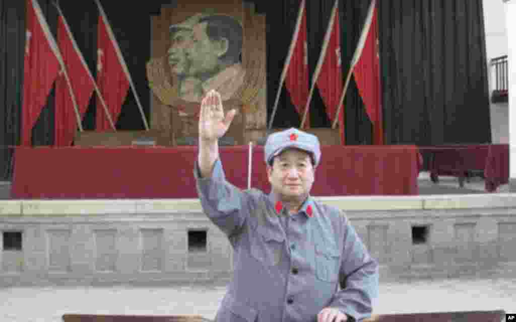 一名观众在中共“七大”会址模仿毛泽东讲话。