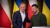 El primer ministro de Polonia, Donald Tusk (izquierda), y el presidente de Ucrania, Volodymyr Zelenskyy, estrechan las manos durante una reunión en Kiev, el lunes 22 de enero de 2024. (Oficina de prensa de la presidencia de Ucrania vía AP)
