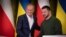 El primer ministro de Polonia, Donald Tusk (izquierda), y el presidente de Ucrania, Volodymyr Zelenskyy, estrechan las manos durante una reunión en Kiev, el lunes 22 de enero de 2024. (Oficina de prensa de la presidencia de Ucrania vía AP)
