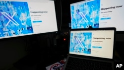 ARCHIVO - Monitores de computadoras y una laptop muestran la página de inicio de sesión de X, antes conocido como Twitter, el 24 de julio de 2023, en Belgrado, Serbia. 