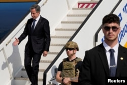 Menteri Luar Negeri AS Antony Blinken tiba di Bandara Ben Gurion di Tel Aviv, Israel, Kamis 12 Oktober 2023. (Foto: via Reuters)