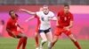 Pertandingan semi final sepak bola putri Tim AS melawan Kanada di stadion Ibaraki Kashima, Jepang, 2 Agustus 2021. Rose Lavelle (AS) diapit Ashley Lawrence (kiri) dan Quinn (kanan). (REUTERS/Edgar Su)