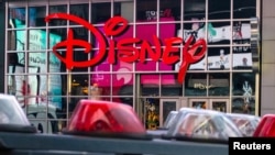Logo toko Times Square Disney terlihat di Times Square, New York City, AS, 5 Desember 2019. (Foto: REUTERS/Nick Pfosi)