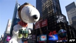 Balon raksasa "Snoopy" dalam sebuah parade di New York. (Foto: Dok)